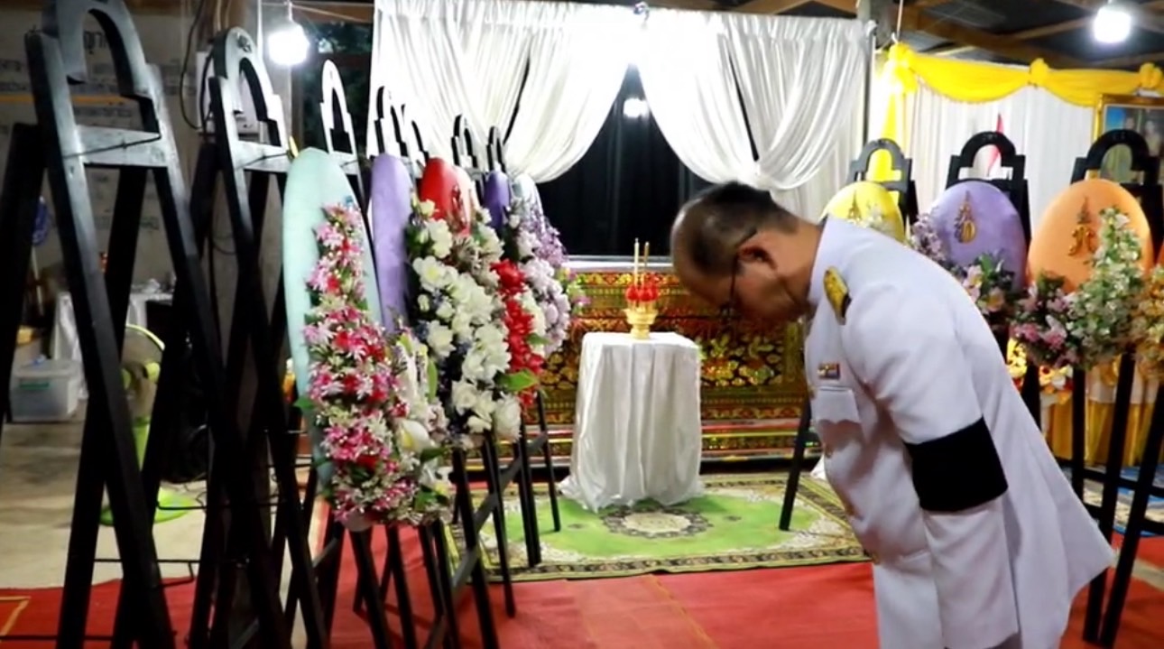 โปรดเกล้าฯรองผู้ว่าอุบลราชธานีเชิญพวงมาลาวางหน้าหีบศพ'ราษฎร'ที่เสียชีวิตจากเหตุความไม่สงบในพื้นที่จังหวัดชายแดนไทย - กัมพูชา 