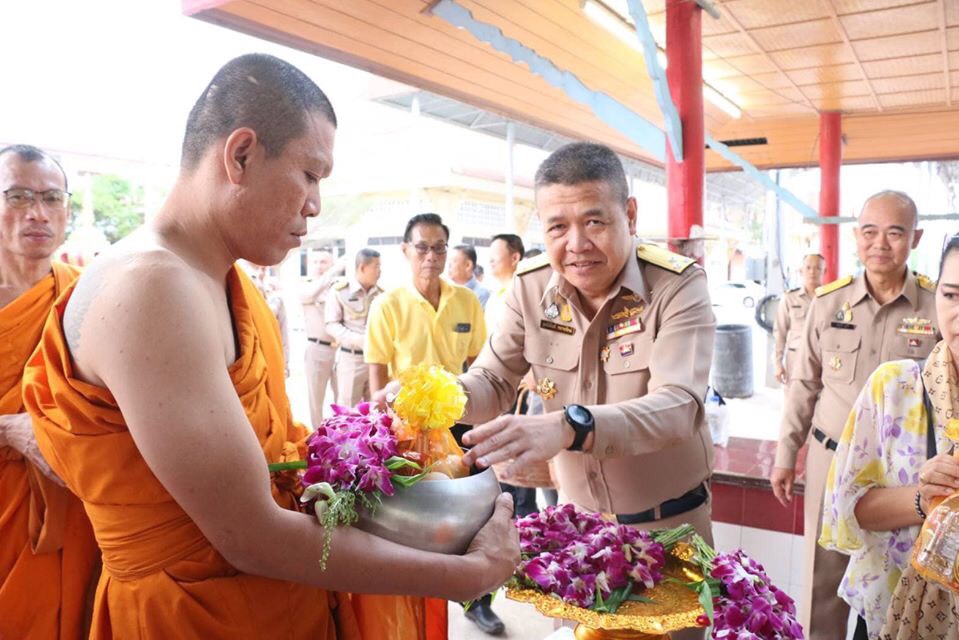 ทัพเรือภาคที่ 1 นำกลุ่มไทยอาสาป้องกันชาติทางทะเลทำบุญตักบาตร ปล่อยพันธ์ุสัตว์น้ำ