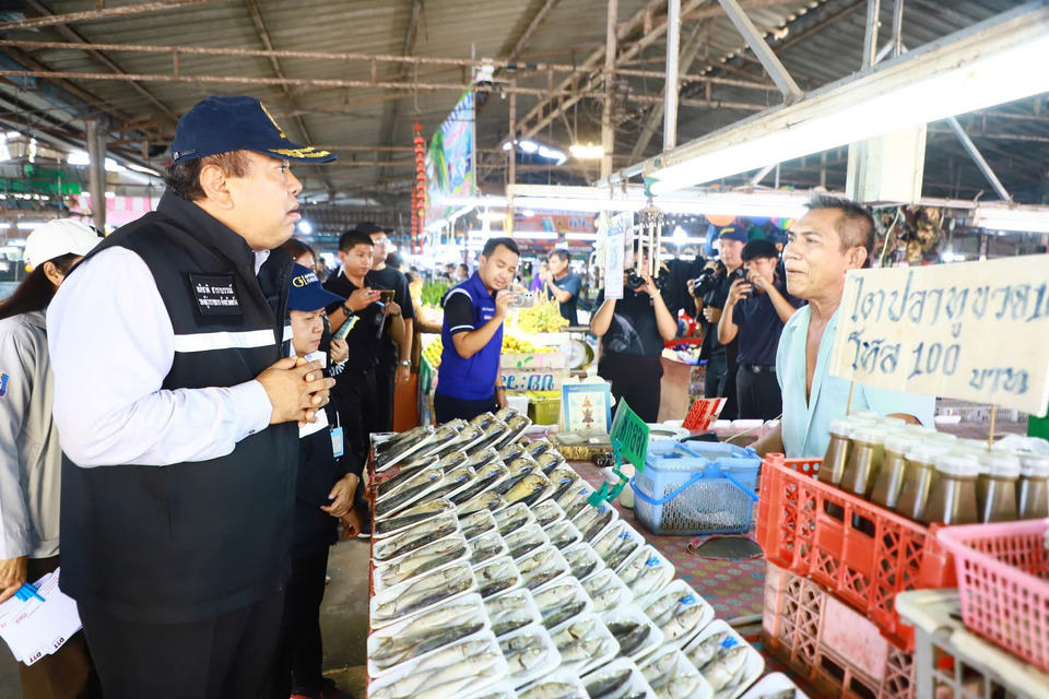 รองผู้ว่าฯ ตรัง ลงพื้นที่ตลาดห้องเย็นควนปริง ติดตามสถานการณ์ราคาสินค้า หลังน้ำมันขึ้น