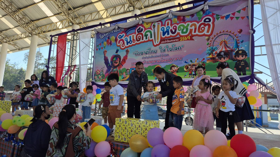 บุรีรัมย์ จัดวันเด็ก สร้างความสุขและผ่อนคลาย ให้เด็กชายแดน หลังอพยพหนีสู้รบ ร่วมเดือน