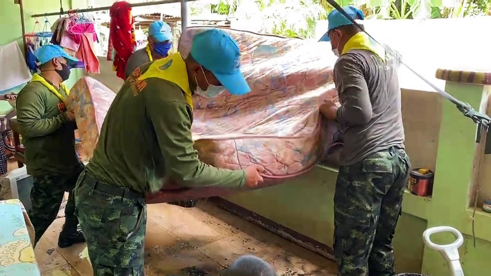  กรมรบพิเศษที่ 2 ค่ายเอราวัณ นำกำลังพลช่วยผู้ประสบภัยพิบัติ อัคคีภัย ตามนโยบายของกองทับพบก