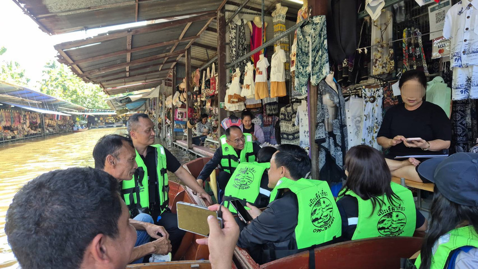 พาณิชย์-ท่องเที่ยว ปรับ 2,000 บาทร้านกางเกงช้างแพง-ไม่ติดป้าย ตลาดน้ำดำเนินสะดวก หลังไวรัลคัลแลนพี่จอง 