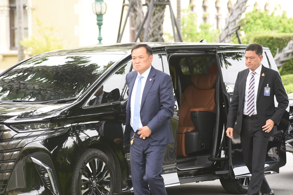 "อนุทิน" ซัด "สส.แบงค์" เกี่ยวอะไร แบ่งงานมหาดไทยให้ "ธีรรัตน์"  เย้ยอยากให้ถูกใจต้องมาเป็นรมต.ก่อน 