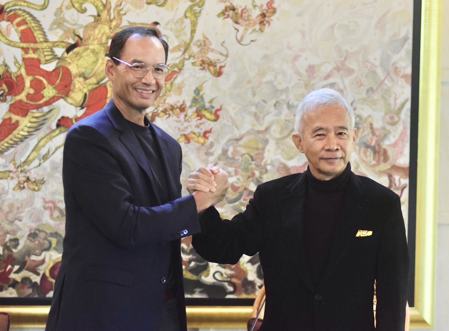 "ศรีสุวรรณ" ร้องกกต.พรุ่งนี้ จี้สอบ "กรณ์" จับมือ "สุวัจน์"  เข้าข่ายผิดกฎหมายพรรคการเมือง 