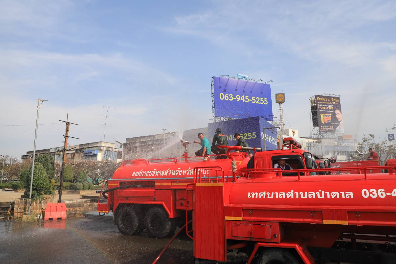 รองผู้ว่าฯลพบุรีปล่อยขบวนรถบรรทุกน้ำเพื่อพ่นน้ำลดการเกิดปัญหาฝุ่นละออง PM 2.5  