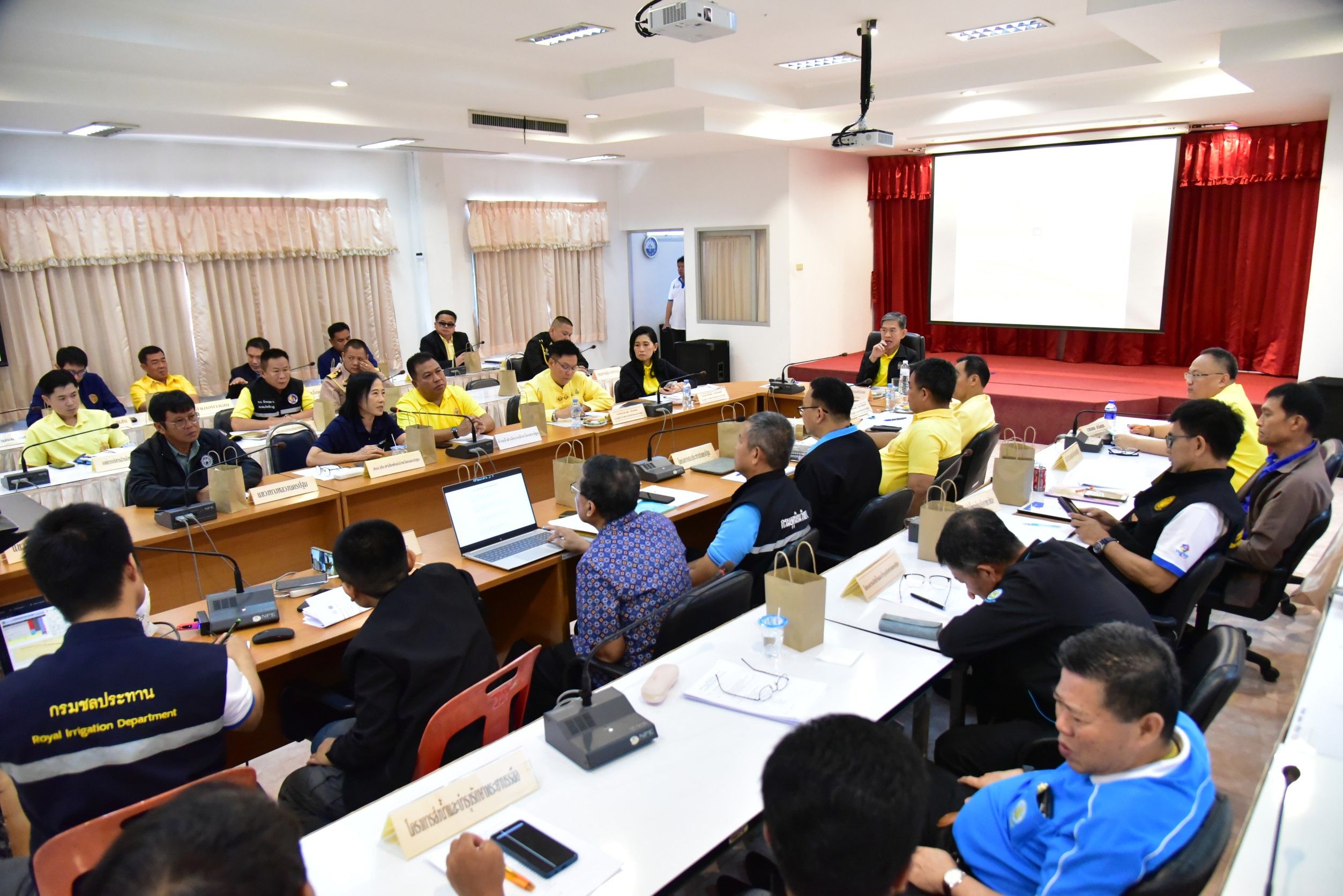 ผู้ว่าฯ นครปฐมประชุมติดตามสถานการณ์น้ำ-การบริหารจัดการน้ำลุ่มน้ำท่าจีน 