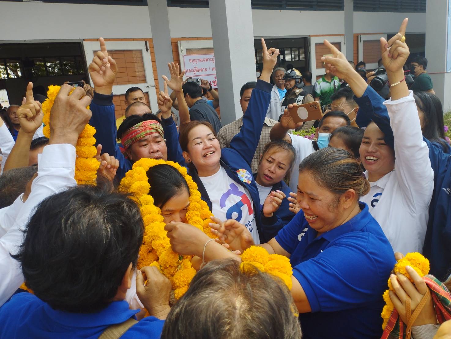 กองเชียร์เฮลั่น "สุภาพร" พรรคไทยสร้างไทย สมัคร ส.ส.เขต.1 ยโสธร ได้เบอร์ 1