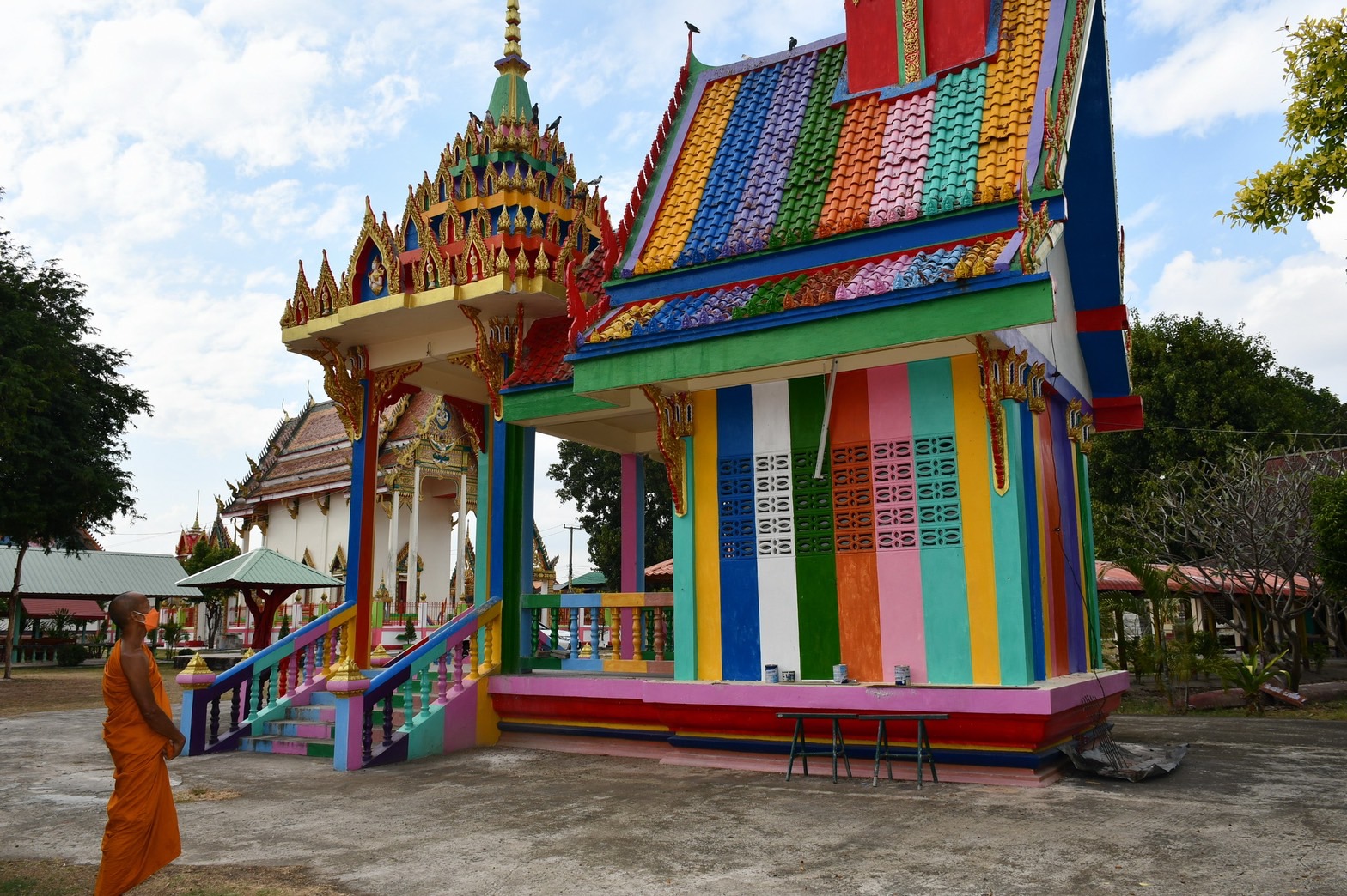 'เมรุสายรุ้ง'แห่งวัดบ้านด่าน ศรีสะเกษ  ลดความน่ากลัว-สิ้นเปลืองการตกแต่งก่อนจะเผา 