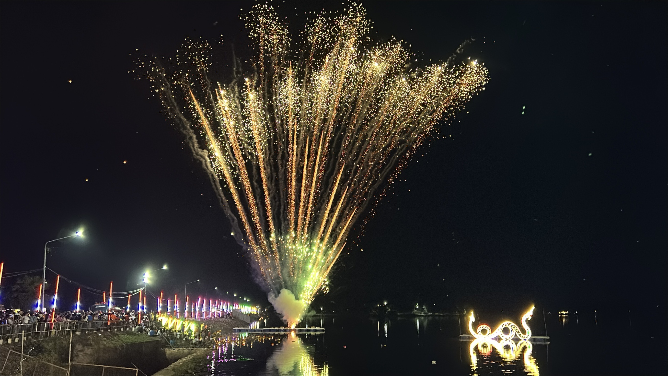'พลุบั้งไฟพญานาคจำลอง'หนึ่งเดียวในอีสานใต้งานลอยกระทงรัตนบุรี ประจำปี 2567 ที่ วัดสว่างบ้านผือ