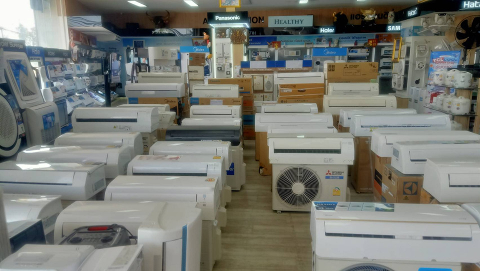 ร้อนทะลุพีก! สกลนครแอร์ขายพุ่ง ผู้ประกอบการตรึงราคา ชูรุ่น AI ล้างตัวเอง รับมือวิกฤตต้นทุนพลังงาน 