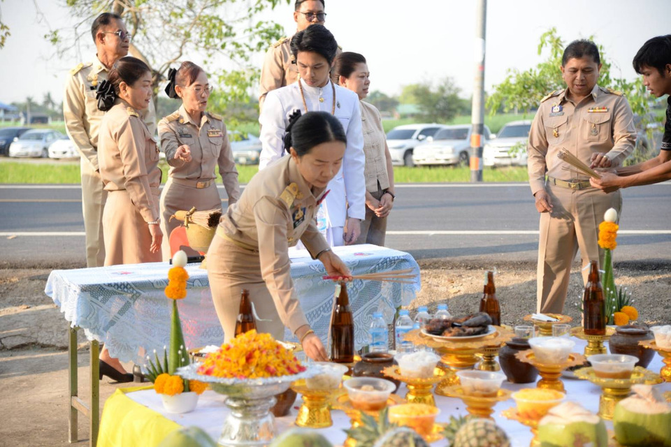 “อำเภอแสวงหา” จัดพิธีบวงสรวงสิ่งศักดิ์สิทธิ์ ก่อนเปิดงาน “สดุดีวีรชนคนแสวงหา” ยกย่องวีรกรรมผู้กล้าแห่งแผ่นดิน
