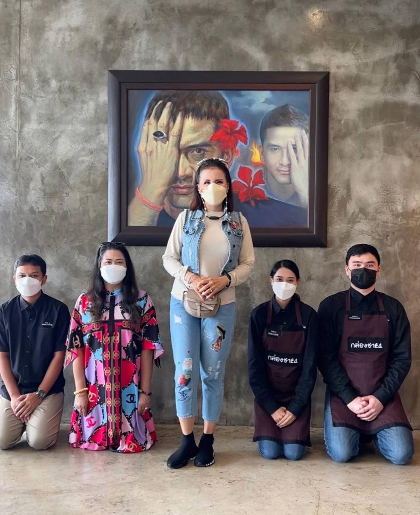 ทูลกระหม่อมฯ เสด็จไปร้านกล่องชา 24  และประทานกำลังใจ 'ป๋อ ณัฐวุฒิ'