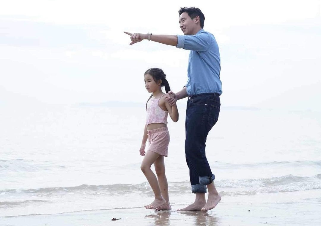 'พิธา' โพสต์รูปจับมือลูกสาวพร้อมแคปชั่น 'Forward together' เดินหน้าไปด้วยกัน