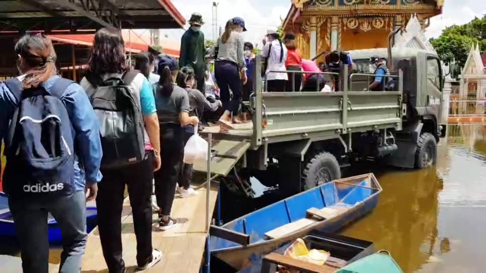 ศบภ.พัน.ปจว. จัดรถยนต์บรรทุกยกสูง-เรือท้องแบนช่วยประชาชน เดินทางเข้าออกหมู่บ้านมีน้ำท่วมสูงของอำเภอบ้านหมี่ 