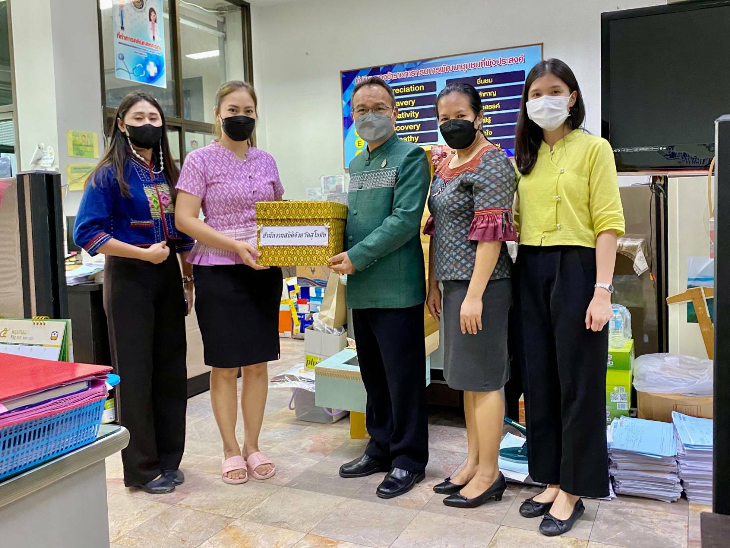สถิติจังหวัดสุโขทัย  ส่งมอบผีเสื้อผ้าไทย ที่ประดิษฐ์โดยบุคลากรสำนักงาน