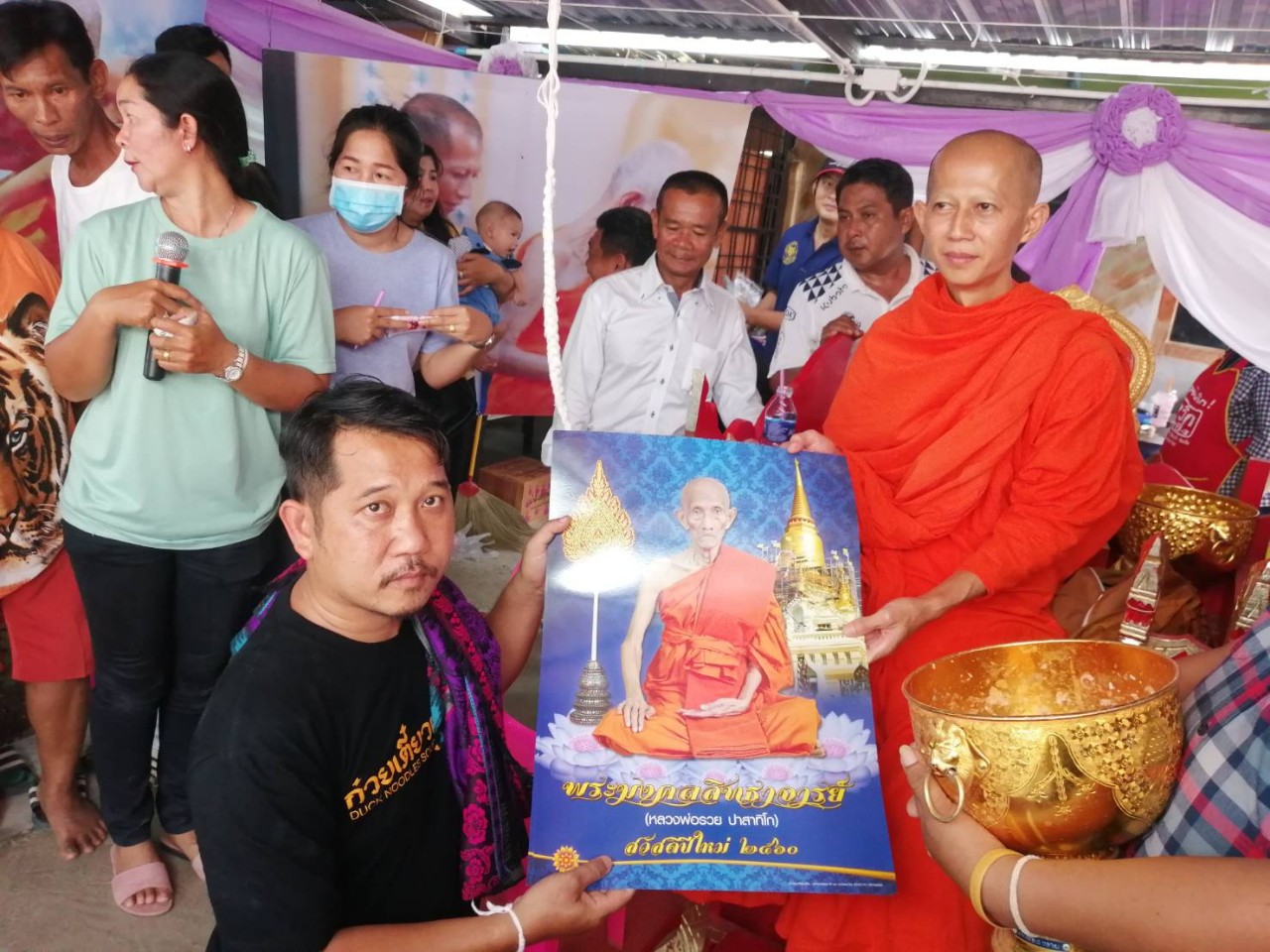 ร้านก๊วยเตี๋ยวเป็ดไล่ทุ่ง นิมนต์ 9 เจ้าอาวาสฉันเพล​ ทำบุญเปิดร้านที่กาญจนบุรี