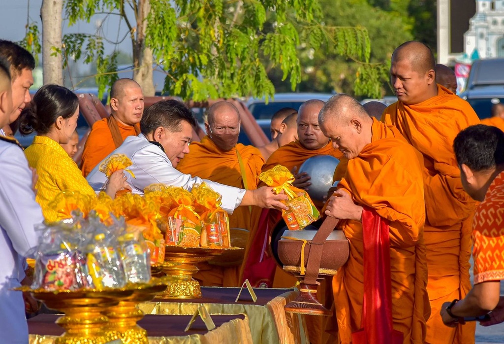 ชัยนาทจัดพิธีทำบุญตักบาตร พระสงฆ์ เฉลิมพระเกียรติ "เจ้าฟ้าพัชรกิติยาภาฯ"