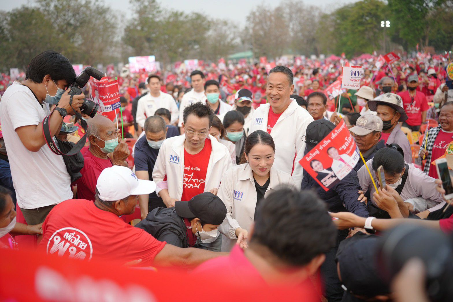 ชาวพิจิตรแห่ฟังปราศรัยใหญ่เพื่อไทย ‘เศรษฐา’ ประกาศอาสาทำเพื่อบ้านเมือง ‘ณัฐวุฒิ’ แย้มประกาศนโยบายชุดใหญ่ 17มีนาฯ