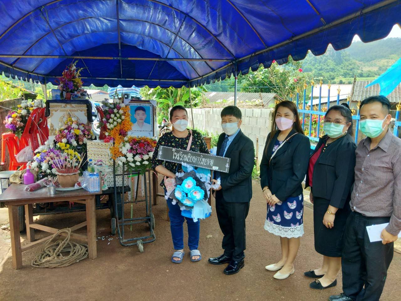 เลขา รมว.ศธ.เผย มิจฉาชีพหลอกขายโทรศัพท์มือถือออนไลน์ให้เด็กหญิงอายุ 13 ปี และเด็กชายอายุ 14 ปี ทำให้เครียดเส้นเลือดในสมองแตกเสียชีวิต