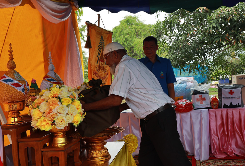 ในหลวงฯ พระราชทานสิ่งของช่วยผู้ประสบไฟไหม้บ้านที่ลาดบัวหลวง 