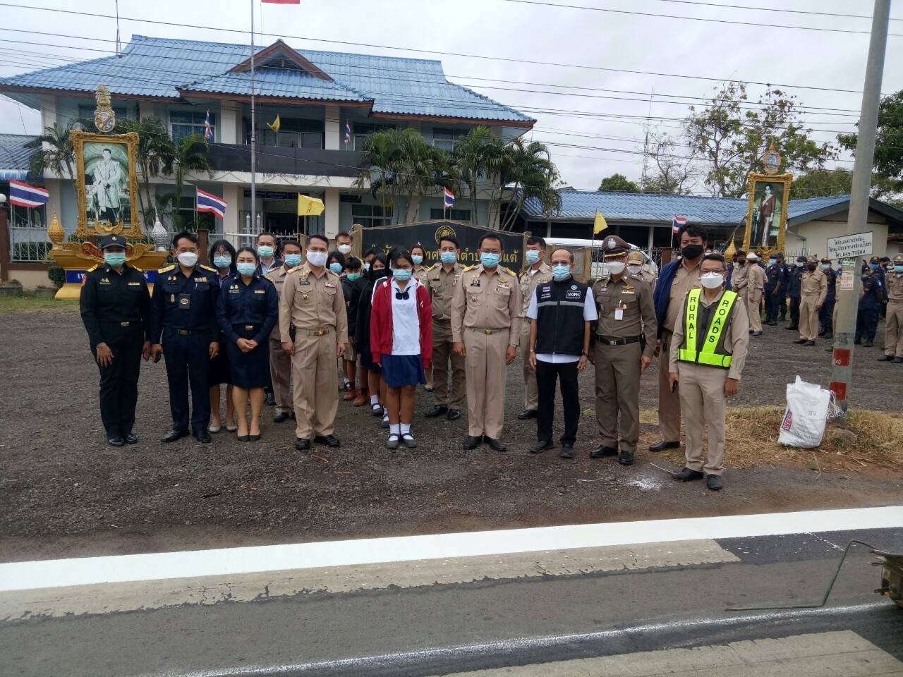 พ่อเมืองยโสธรพร้อมคณะตรวจเยี่ยมให้กำลังใจผู้นำท้องที่ท้องถิ่น  ตั้งด่านชุมชนรณรงค์สวมหมวกนิรภัย 100%