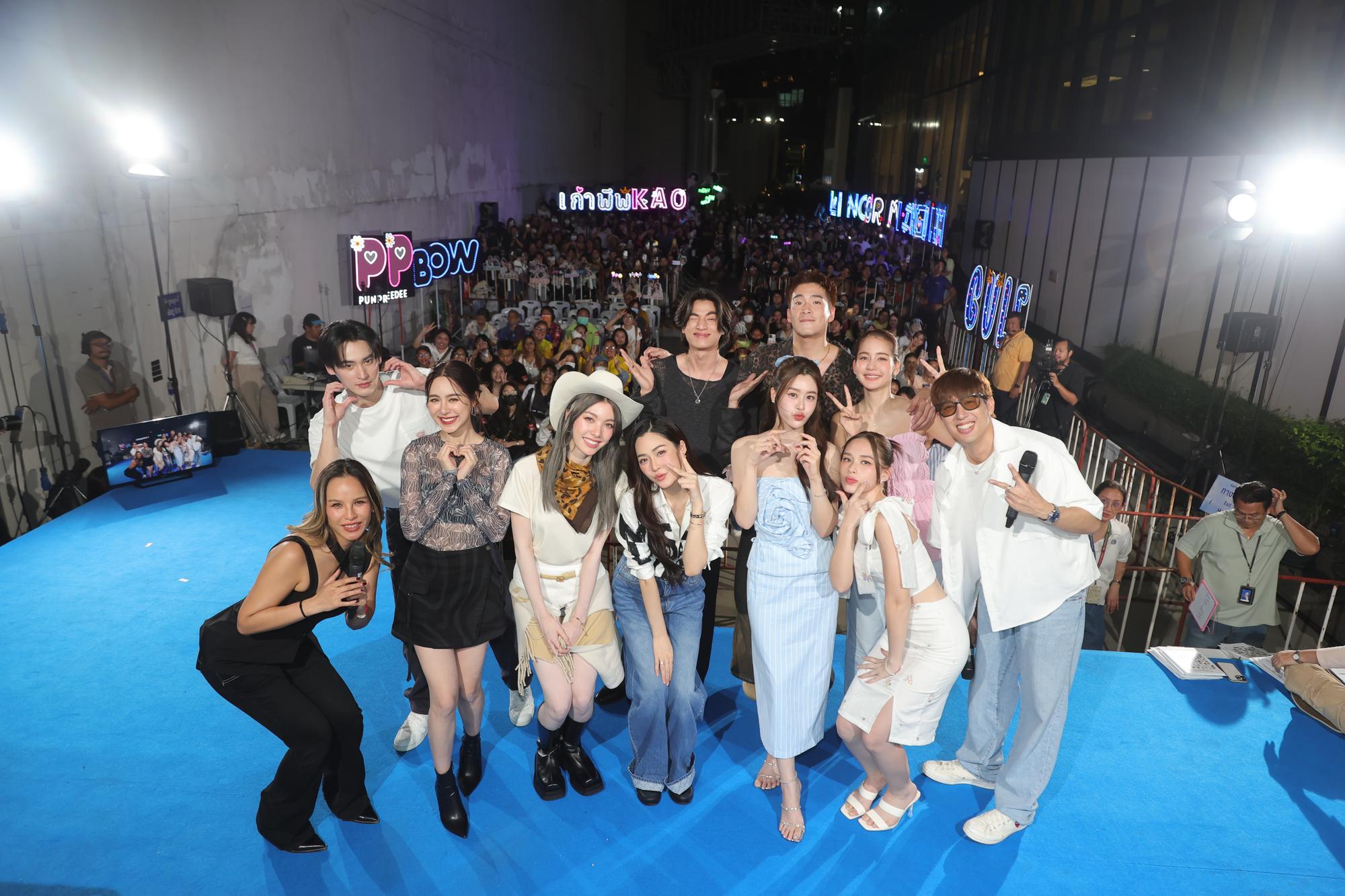 มาลีนนท์แตก! ซุปตาร์ ช่อง 3 ขนทัพแจกปฏิทิน แฟนคลับไทย – ต่างชาติ แห่รอรับ...ข้ามคืน