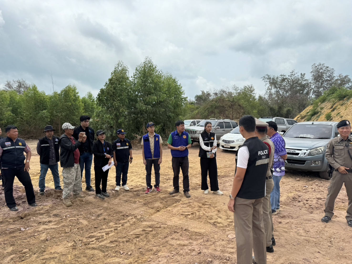 สนธิกำลังลุยตรวจบ่อทราย หลังชาวบ้านร้องเรียนลักลอบขุดโดยไม่ได้รับอนุญาต ทำถนนพัง ฝุ่นฟุ้งกระจาย