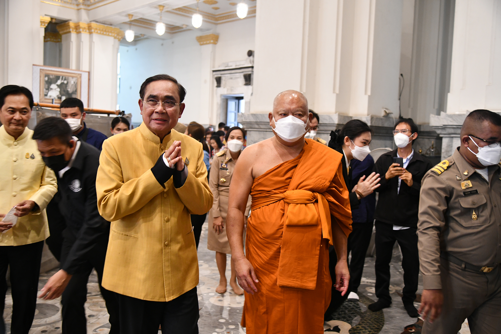 "บิ๊กตู่" ลุยแปดริ้ว ไหว้หลวงพ่อโสธร  ขอพรให้สำเร็จทุกประการ "ว่าที่ผู้สมัครรทสช." รอต้อนรับ  เอฟซีขอให้ "ลุงตู่" กลับมาเป็นนายกฯ