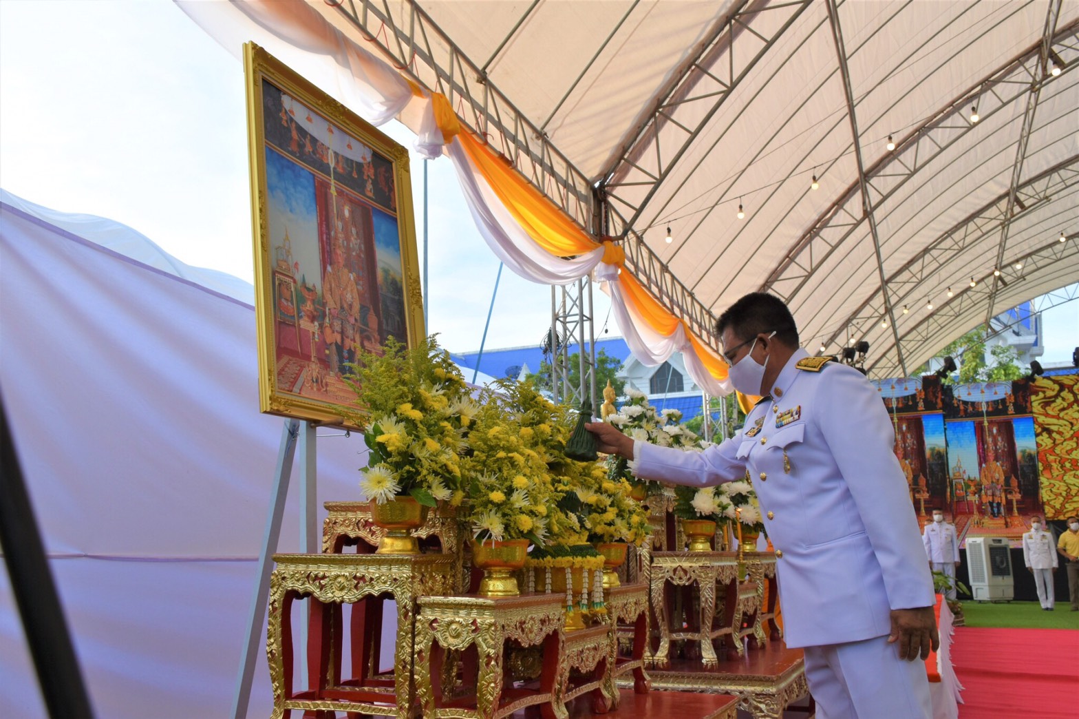 อ่างทอง จัดพิธีทำบุญตักบาตรถวายเป็นพระราชกุศล ในโอกาสวันเฉลิมพระชนมพรรษา พระบาทสมเด็จพระเจ้าอยู่หัว พร้อมกันทั้ง 7 อำเภอ