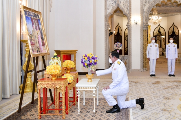 พระบาทสมเด็จพระเจ้าอยู่หัว และสมเด็จพระนางเจ้าฯ พระบรมราชินี พระราชทานแจกันดอกไม้ แก่นายกฯ 