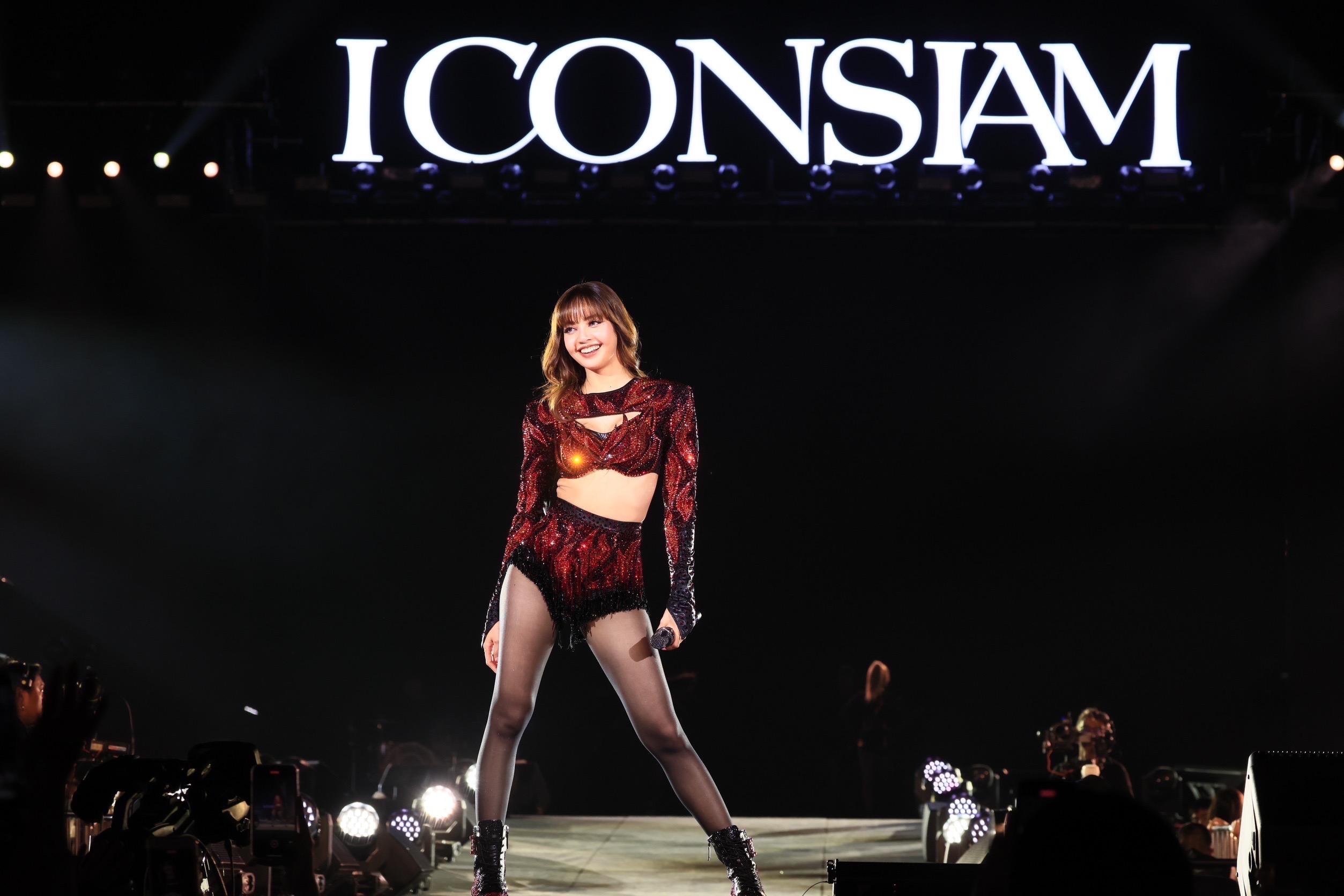 “ลิซ่า” โชว์เอ็กซ์คลูซีฟครั้งแรก สร้างโมเมนต์สะกดโลก Amazing Thailand Countdown 2025 at ICONSIAM