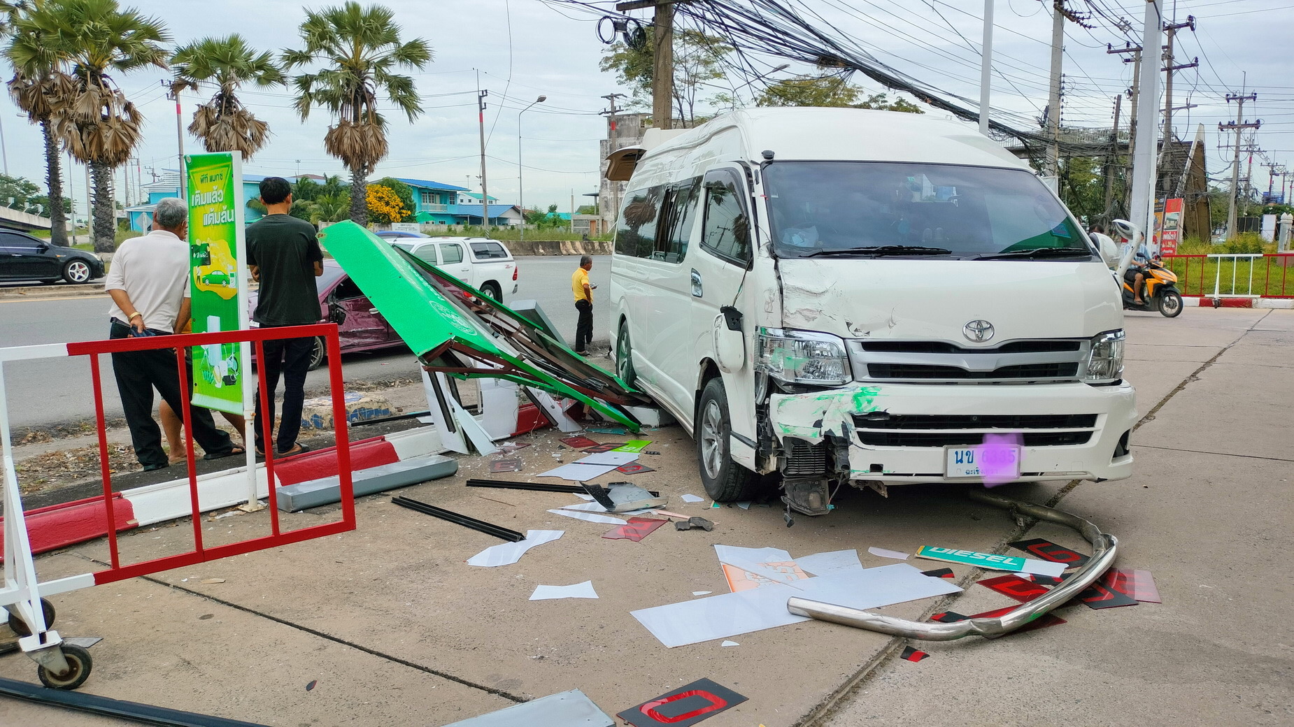 หวิดเทกระจาดหมู่รับอรุณ รถตู้รับส่งนักเรียนพุ่งชนเก๋ง เสียหลักเสยป้ายบอกราคาปั้มน้ำมัน 