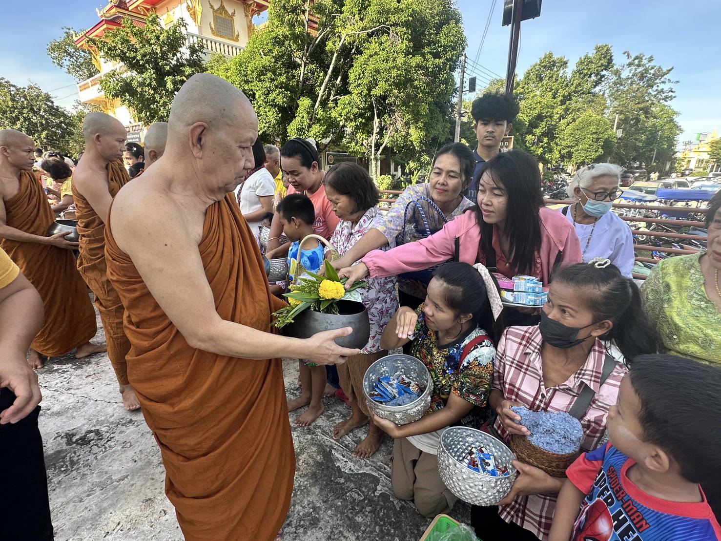 กาฬสินธุ์บุญใหญ่ตักบาตรร่วมจองเจ้าภาพกฐินรับวัตถุมงคลคึกคัก