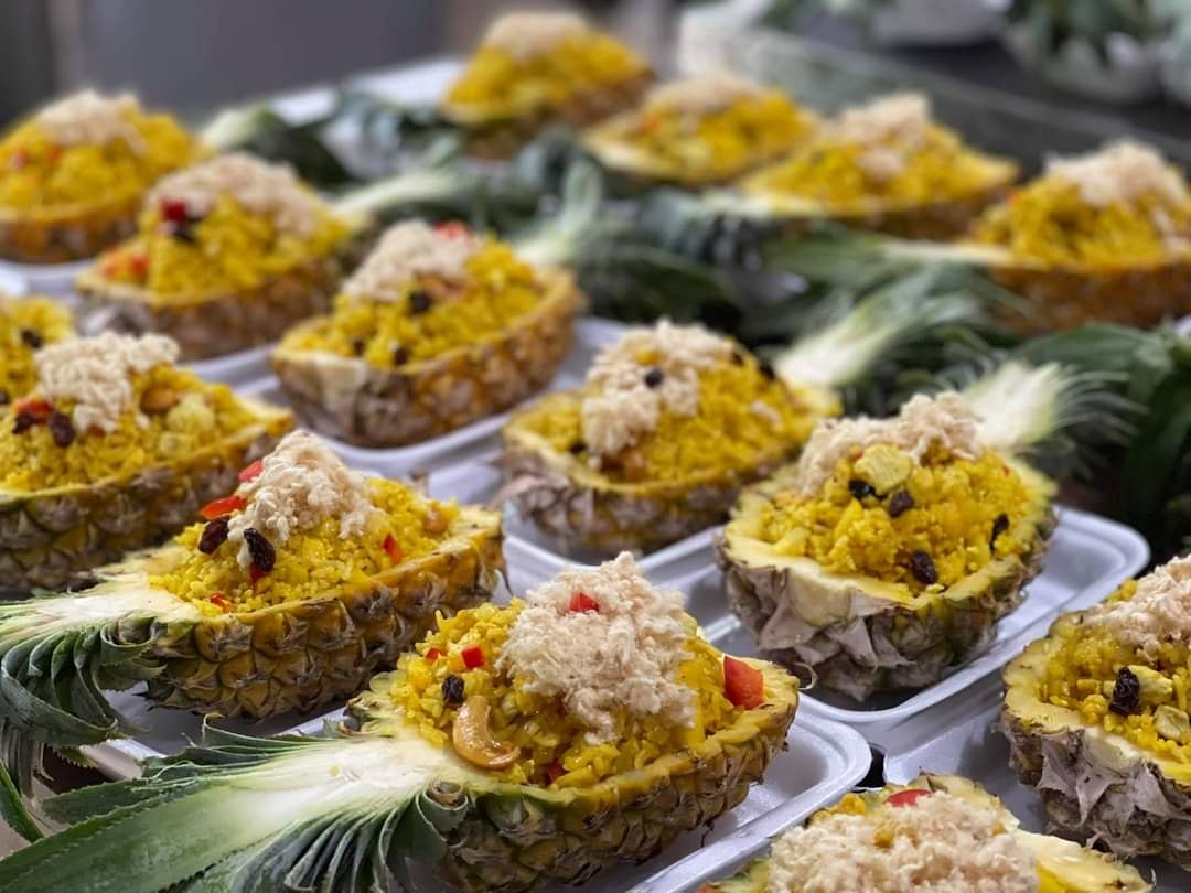 ร้านอาหารดังสุราษฎร์ ปรุงเมนูระดับภัตตาคาร เติมตู้ปันสุขแจกคนเดือดร้อนโควิด