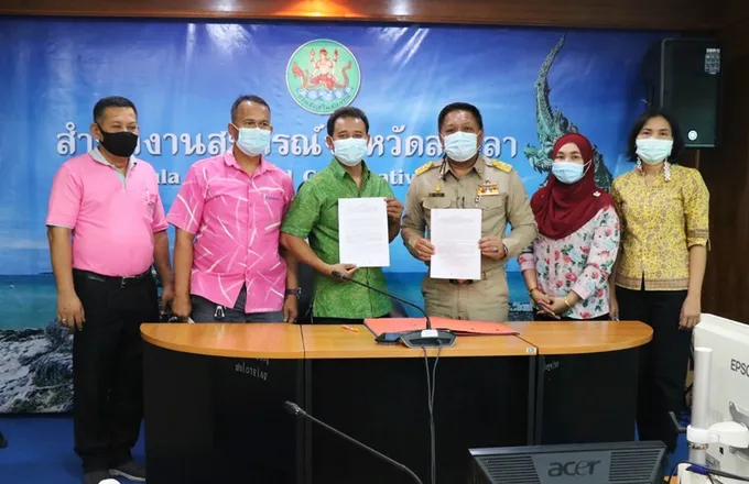 สกจ.สงขลา MOU กลุ่มทำสวนบ้านนาปรังพัฒนk มอบเงินอุดหนุนโครงการเงินกู้โควิด 19