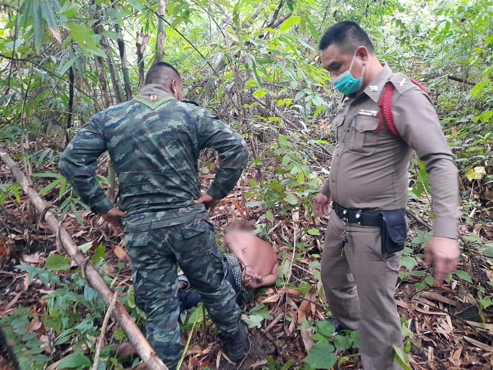 พ่อค้ายาขับรถขนไอซ์ 5 กก.แหกด่านตรวจ สุดท้ายหนีไม่รอดถูกจับได้ในป่า