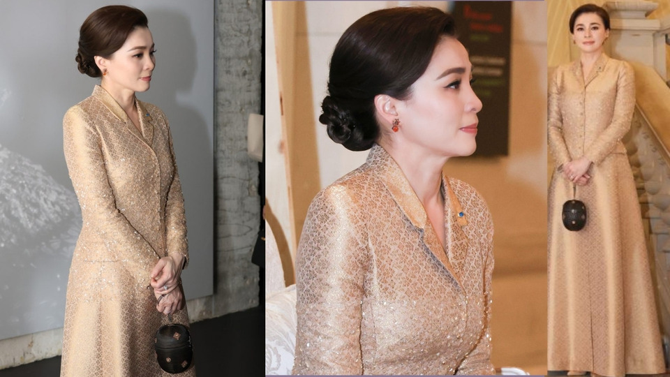 งดงามสะกดสายตา “พระราชินี” ฉลองเดรสโค้ทผ้าไหมยกดิ้นทอง ลายป่าหิมพานต์ ร่วมสมัยสุดวิจิตร