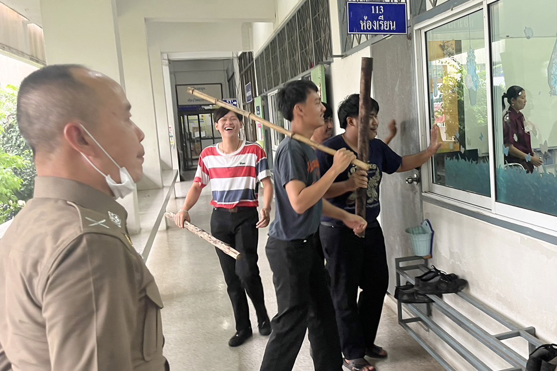 "สภ.บ้านแพ้ว" จัดโครงการความรู้หลบเลี่ยงเหตุร้ายในสถานศึกษา "หนี ซ่อน สู้” เพื่อความปลอดภัย 