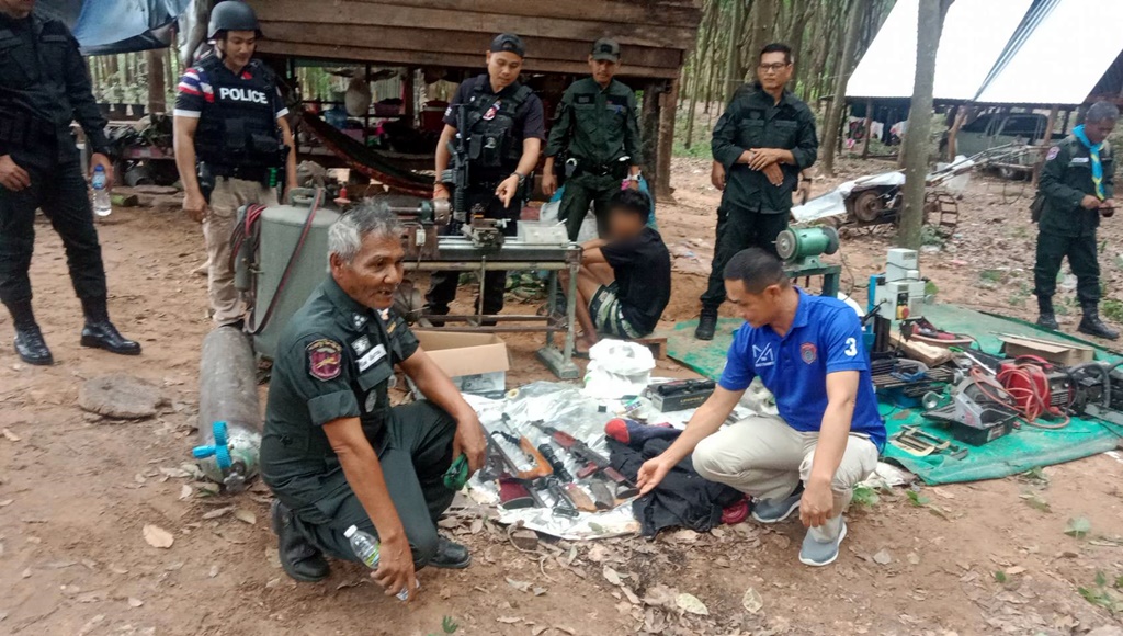 บุกตรวจค้นกระท่อมในสวนยาง จับอาวุธเถื่อน