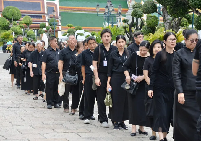 พสกนิกรหลั่งไหล กราบถวายบังคมพระบรมศพ "พระพันปีหลวง" ยอดรวมพุ่งกว่า 1 แสนคนทั่วประเทศ