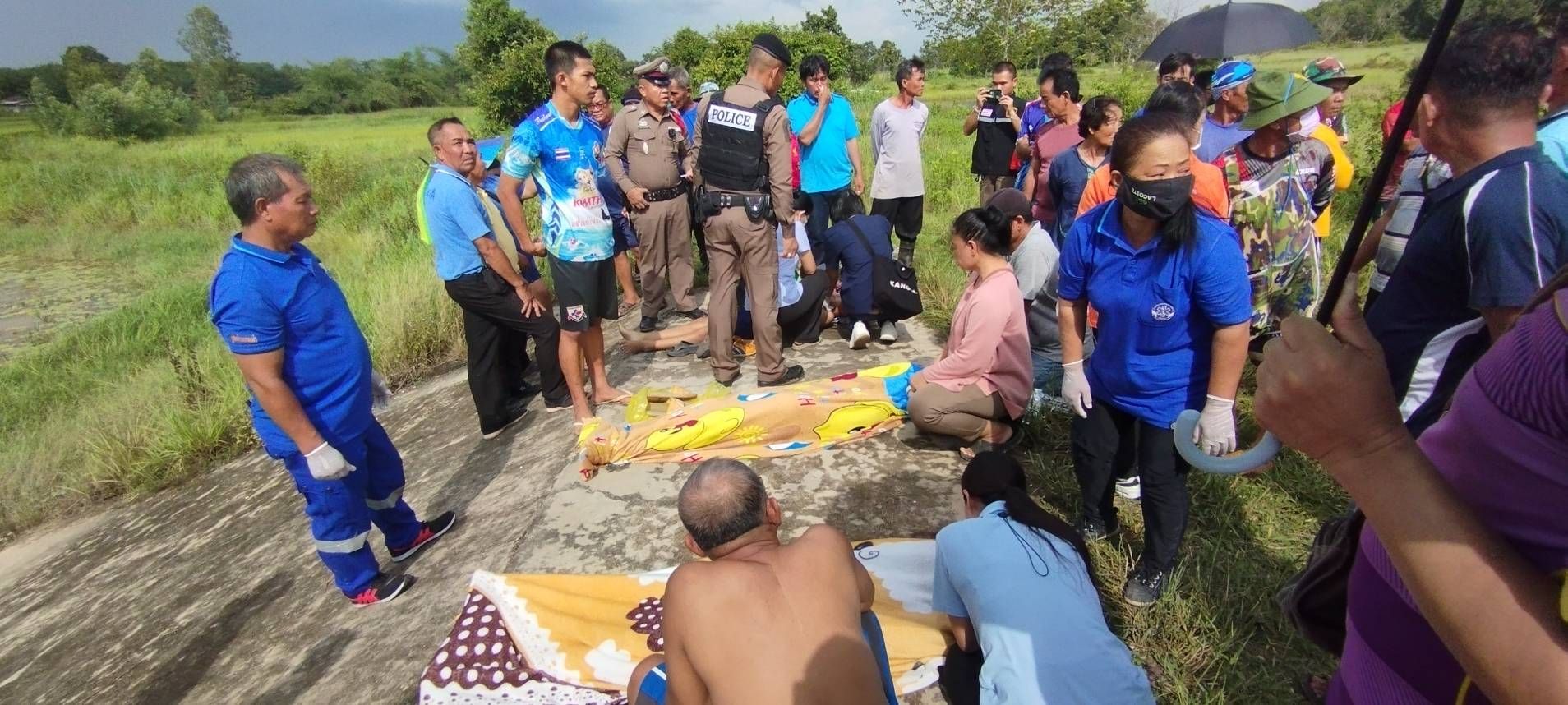 สุดหดหู่!!เด็กจมน้ำ 3 ศพนักฟุตบอลดาวรุ่งรุ่นจิ๋ว แม่นำรองเท้าสตั๊ดใส่โรงศพเป็นของขวัญ
