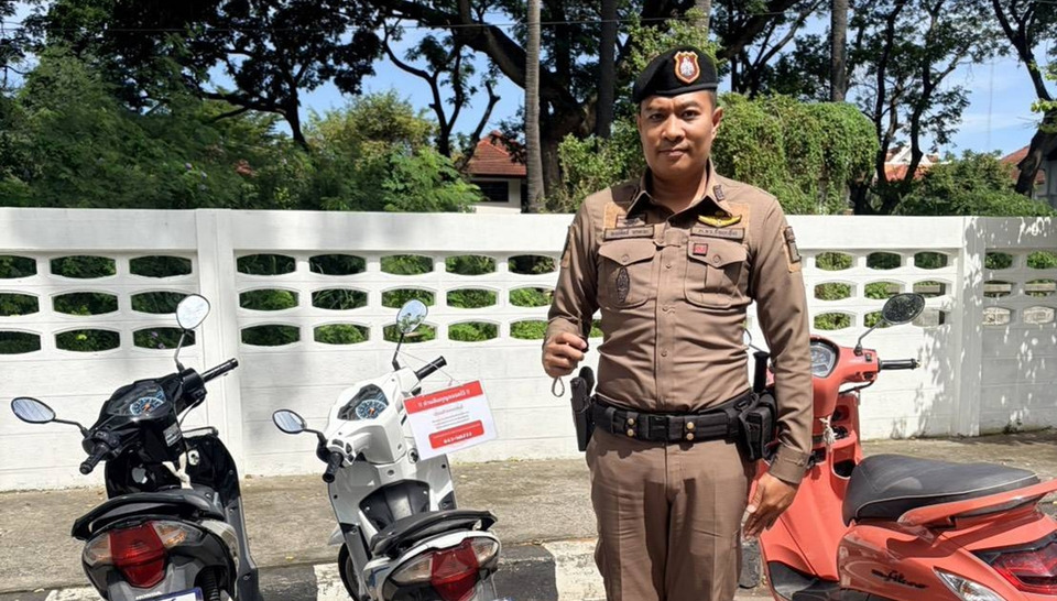 ตำรวจร้อยเอ็ดเก็บกุญแจรถคืนเจ้าของ หลังลืมเสียบคาไว้กลางเมือง ป้องกันโจรฉวยโอกาส