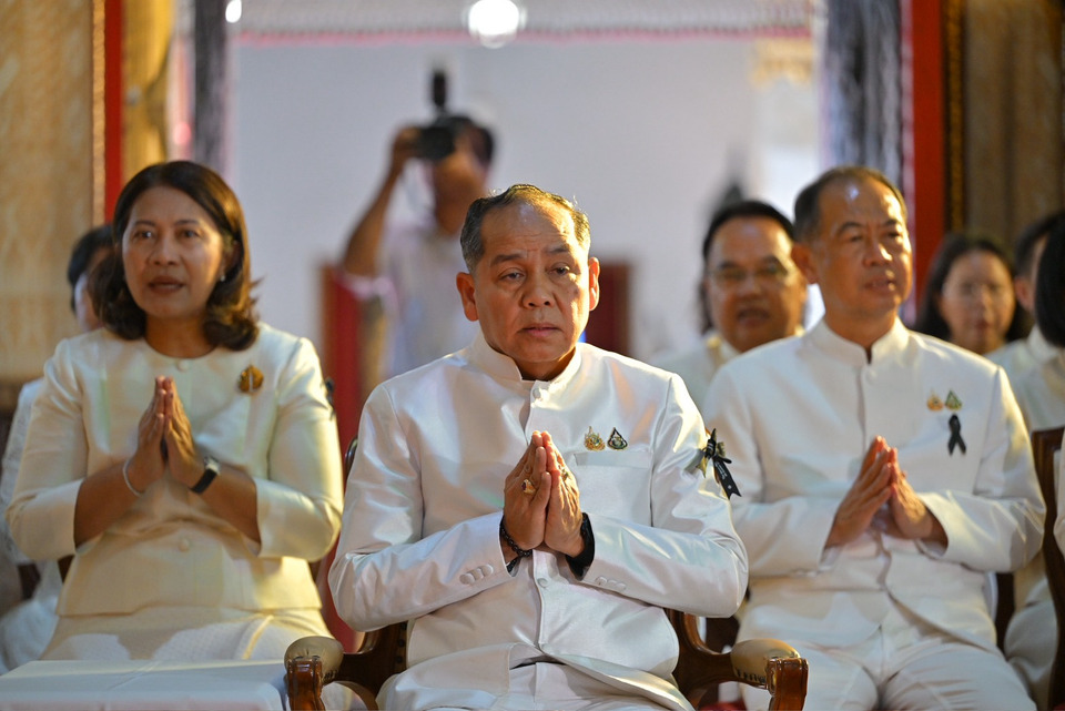 ศรัทธาเนืองแน่นทั่วไทย วธ. จัดยิ่งใหญ่ทำบุญตักบาตรเช้าวันวิสาขบูชาโลก ชูแนวคิด “จุดประทีป 1 ล้านดวง สวดมนต์ 1 ล้านจบ ถวายพุทธบูชา”