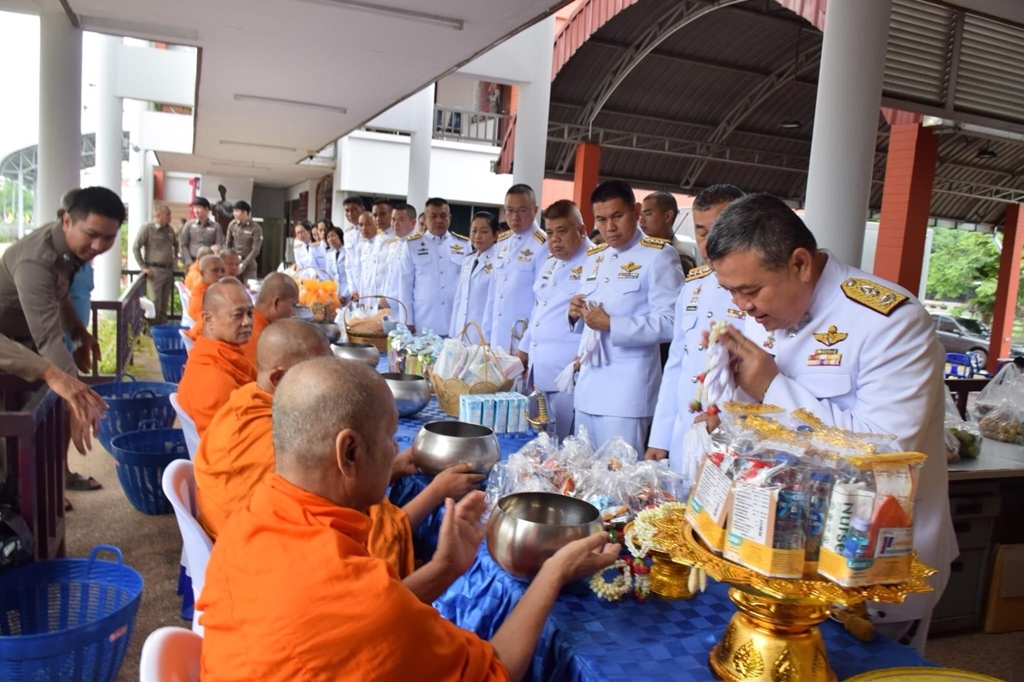 ผู้การฯอ่างทอง นำ ขรก.ทำบุญตักบาตร ถวายเป็นพระราชกุศล และถวายสัตย์ปฏิญาณเพื่อเป็นข้าราชการที่ดี