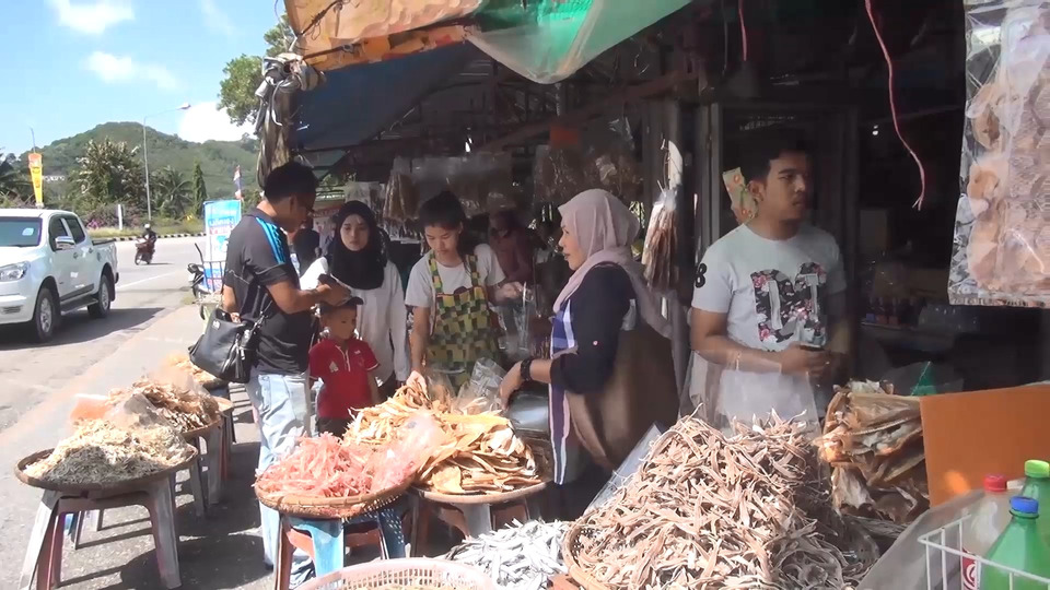 แห่ซื้อของฝาก "เกาะยอ" จ.สงขลา คึกคัก! สินค้า "ทะเล–ผ้าทอ" ขายดี