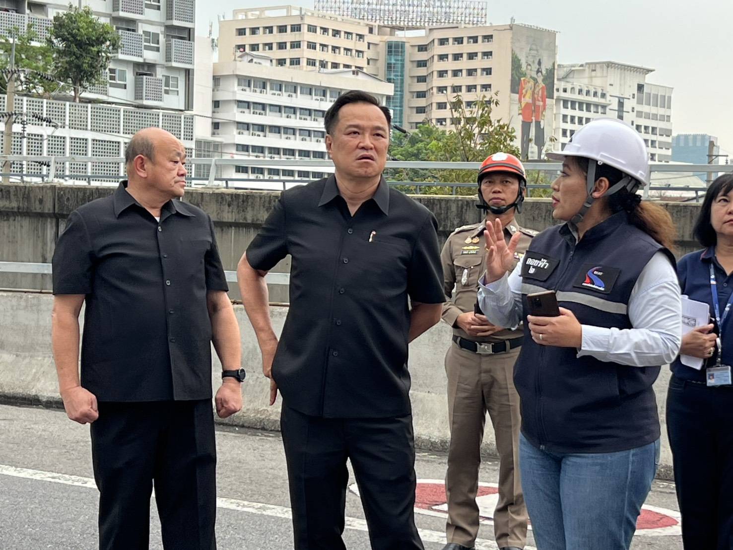 "อนุทิน"ลงพื้นที่ทางด่วนดินแดงแก้ปัญหาเครนถล่มกำชับต้องตั้งอยู่บนความปลอดภัยหวังเปิดทางด่วนได้พรุ่งนี้
