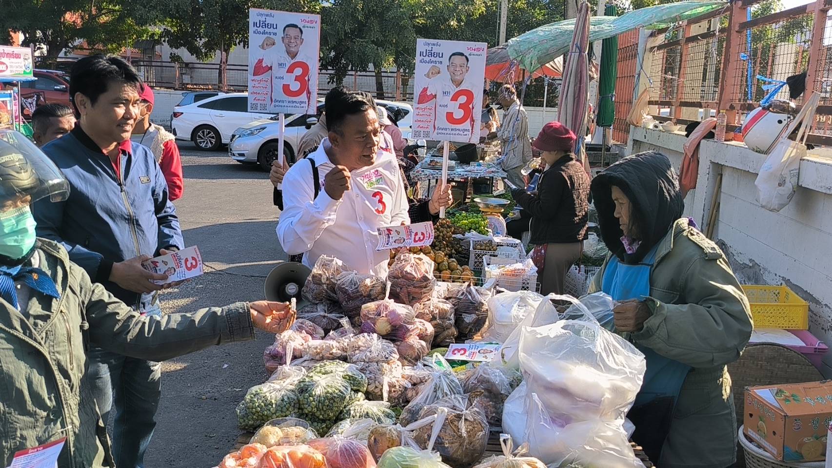 หาเสียง ส.อบจ.โคราชโค้งสุดท้ายคึกคัก “อัคคชา” เบอร์ 3 ลุยตลาดเช้าขอเสียงพ่อค้า แม่ค้า ขอเป็นตัวแทนพลิกฟื้นเศรษฐกิจเมือง