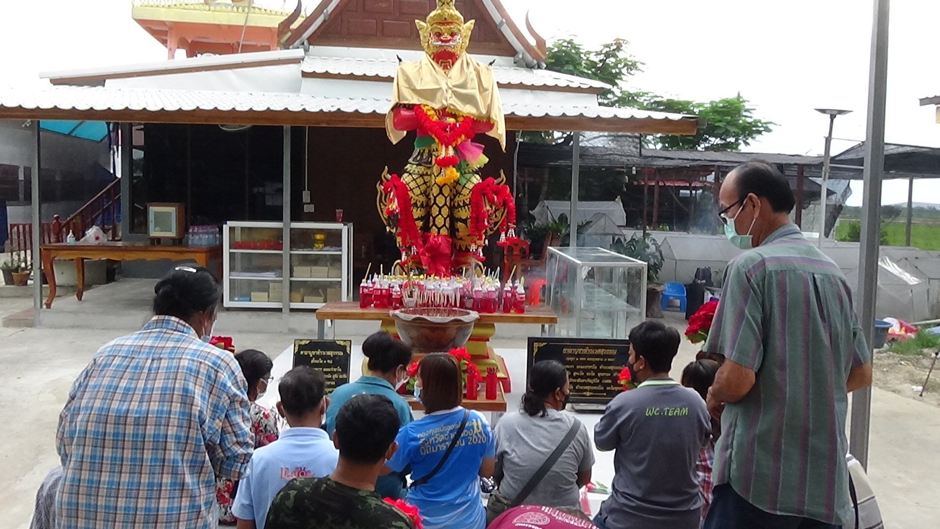แห่แก้บนท้าวเวสสุวรรณด้วยรองเท้าผ้าใบหลากสี  หลังถูกหวยกันถ้วนหน้างวดที่ผ่านมา