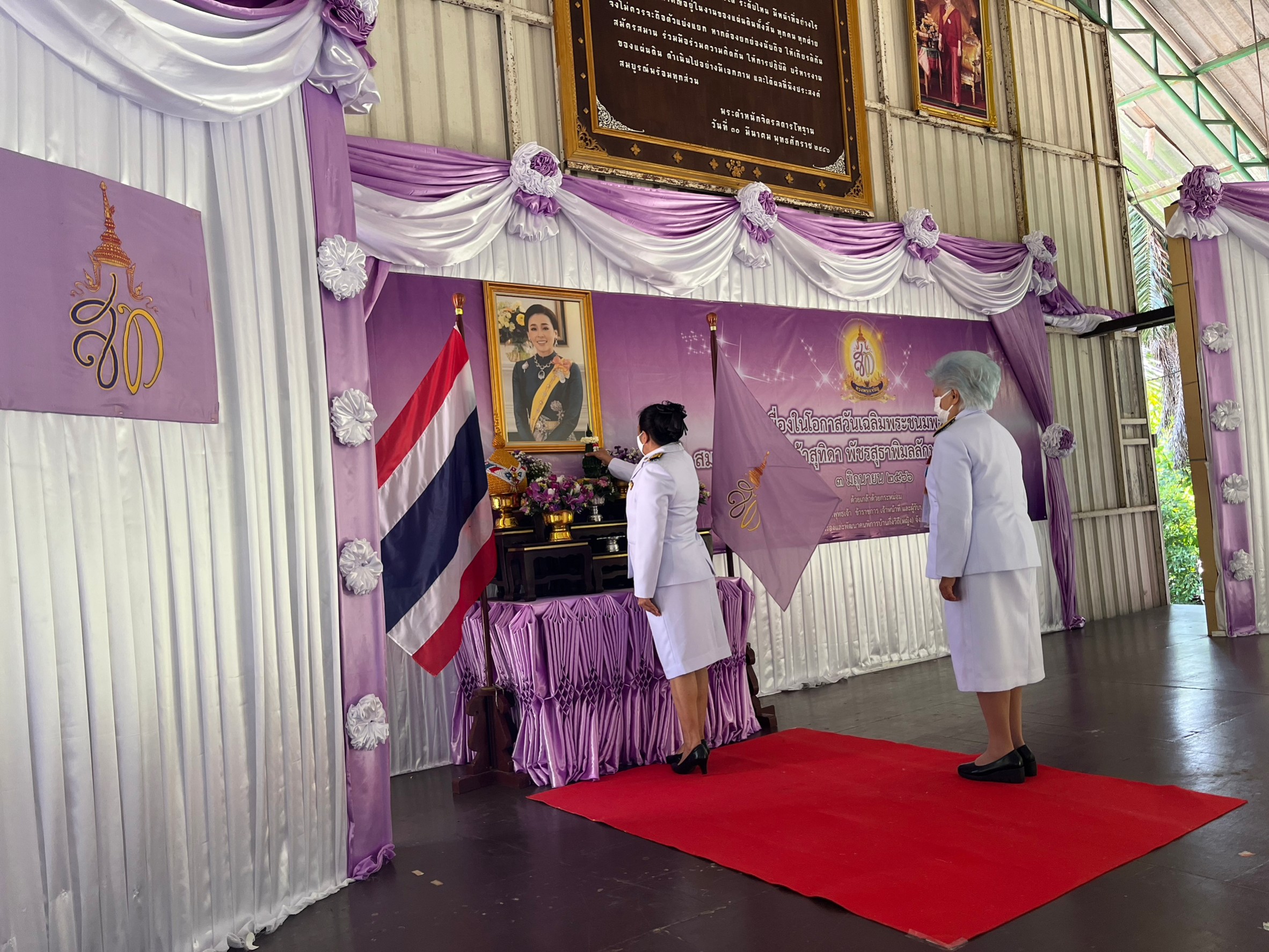 ในหลวง โปรดเกล้าฯพระราชทานสิ่งของ  อุปกรณ์และเวชภัณฑ์ทางการแพทย์ แก่สถานสงเคราะห์ต่าง ๆ เนื่องในโอกาสวันเฉลิมพระชนมพรรษา พระบรมราชินี