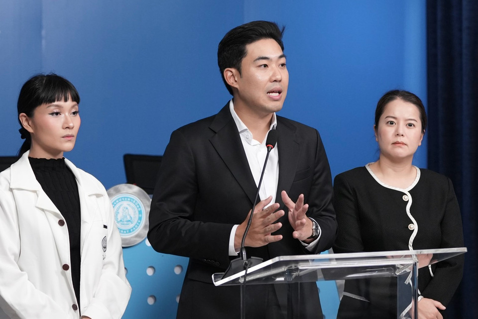 "ปชป." ตั้งทีมกฎหมาย ขู่ฟ้อง "กกต.-ดีเอสไอ" หากเป่าคดี “ฮั้ว สว.” จี้ฟันพรรคเบื้องหลัง ชี้เส้นเงินมัดตัว